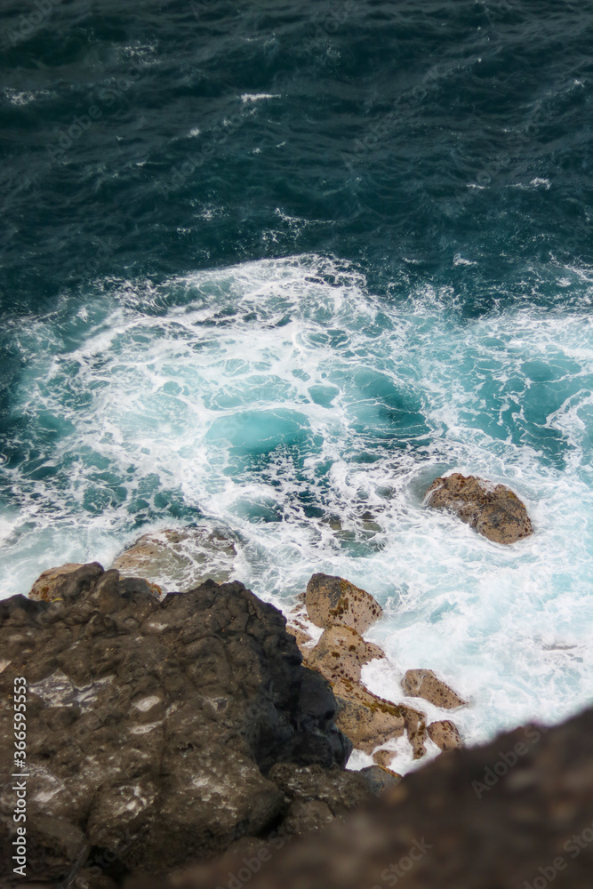 Fototapeta premium waves and rocks