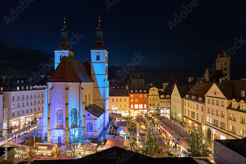 Obraz na płótnie Regensburg, Germany. High angle view of the city's main Christmas market on the Neupfarrplatz (New Parish Square) around the Neupfarrkirche (New Parish Church) in dusk. w salonie