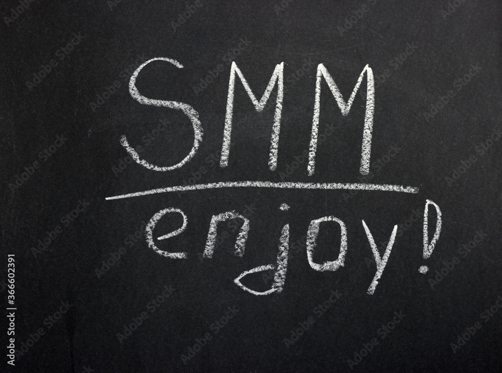 Obraz premium The inscription on the chalk board SMM and enjoy. Promotion of goods on the Internet