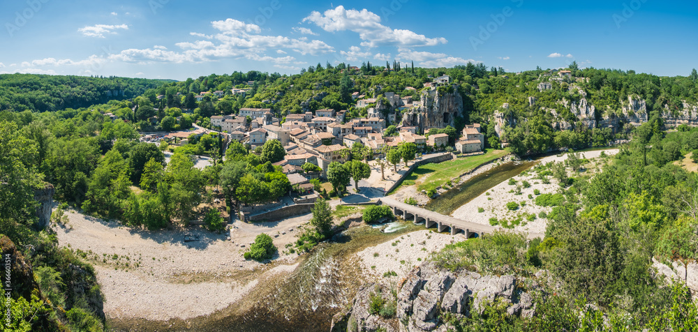 France, Ardèche : Le village de Labeaume, vue panoramique.
