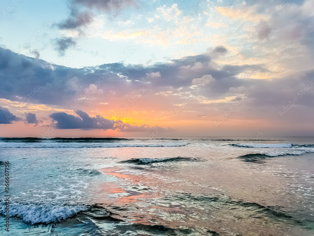Obraz premium Amazing sunset view on Indian ocean at Bali, Indonesia