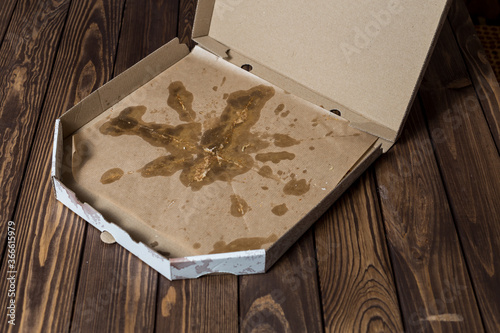 open empty cardboard pizza box.