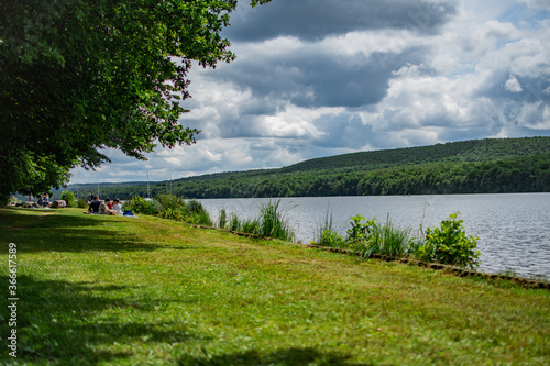 Pique-nique sur les berges du lac des Vieilles Forges photo