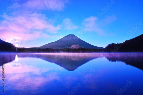 晩秋の日の出を迎えた精進湖。気嵐が立ち上る湖面と富士山 