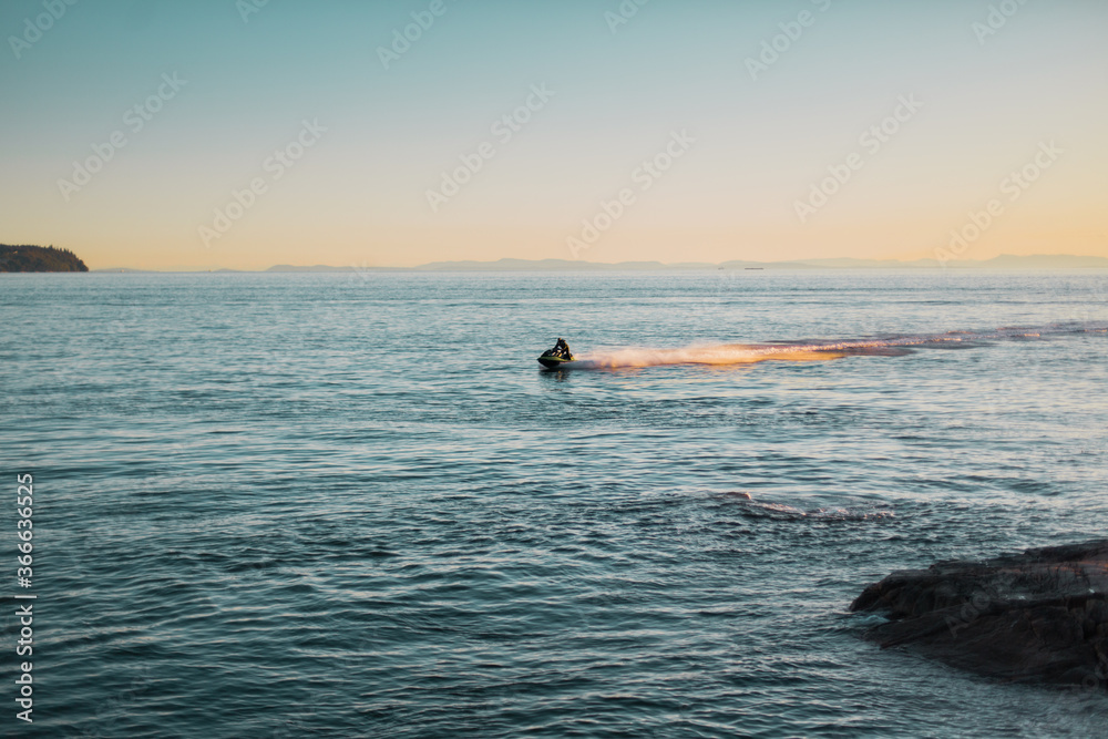 Fototapeta premium waterjet at sunset