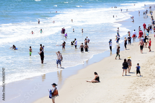 Santa Monica beach crowded with beach goers