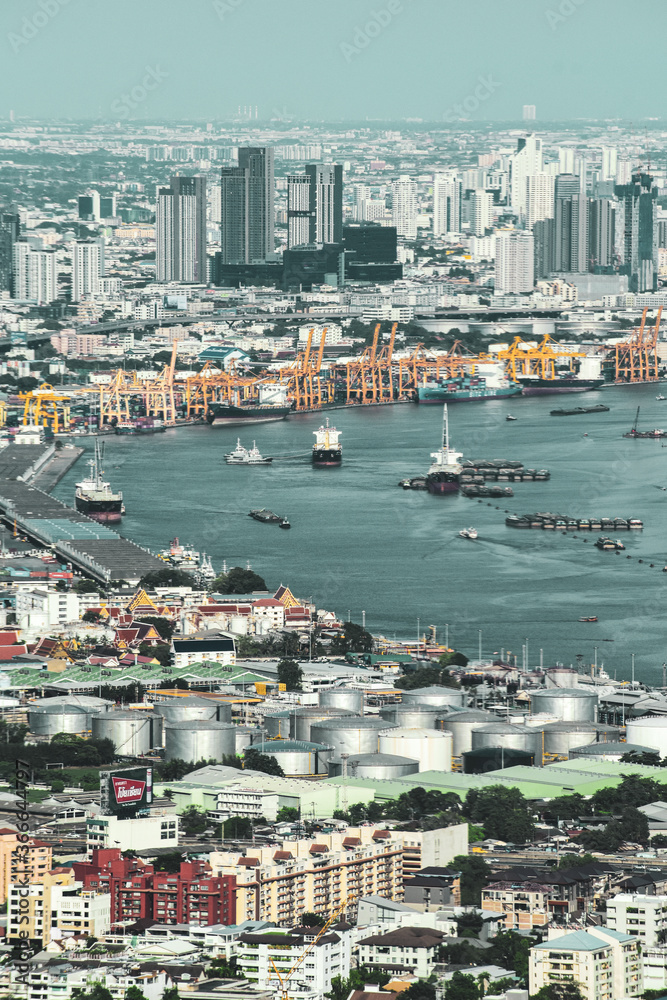 Edificios de la ciudad de Bangkok vistos desde un mirador. Se observan una variada arquitectura