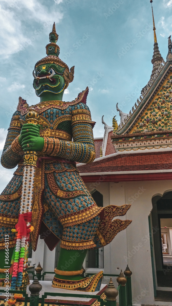 Templo Wat Arun y sus guardianes de gran tamaño Templo Wat Arun y sus guardianes de gran tamaño