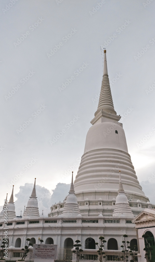 Estupa de un templo budista, color blanco