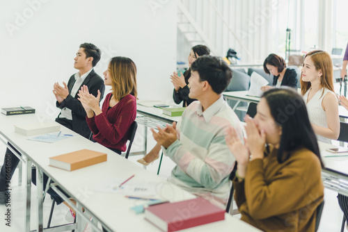 Asians attend seminars and listen to lectures from speakers in the training room. Some people raised their hands to ask the narrator. And applauded when the speaker finished speaking.