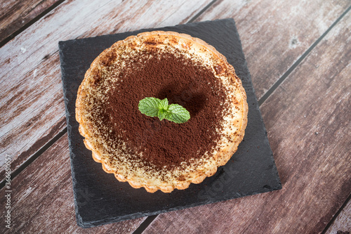 Obraz na płótnie A top view of a delicious chocolate tart with mint on top w salonie