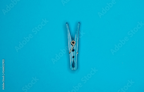 Foto Flat lay of a clothes pegs isolated on a blue background