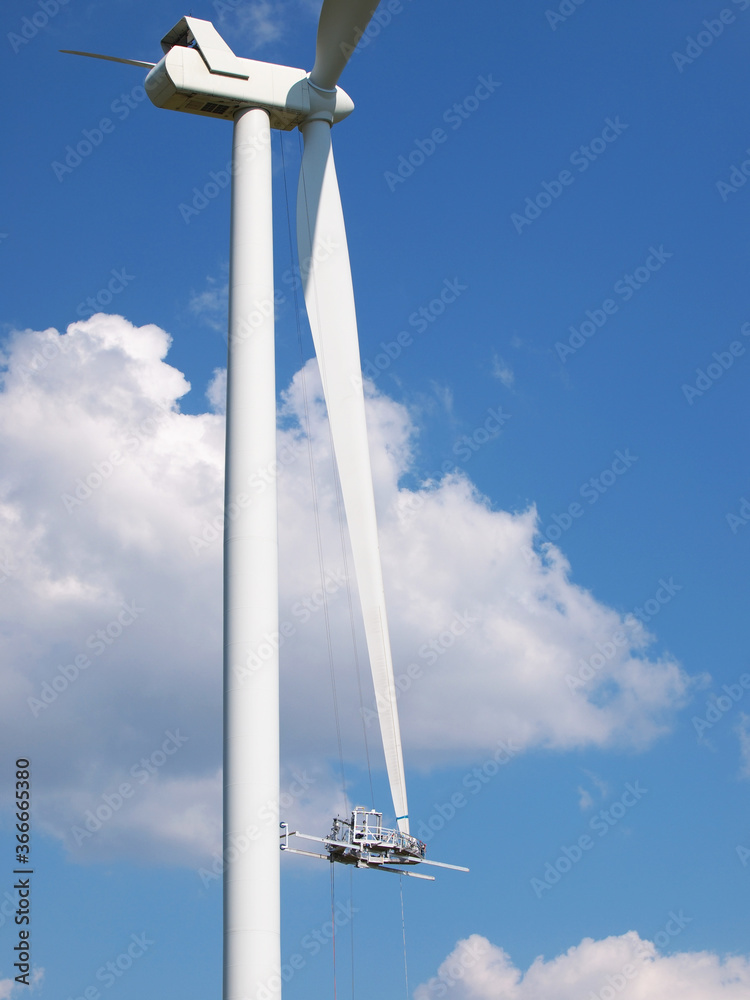 Wind turbine with maintenance platform Wind turbine with maintenance platform