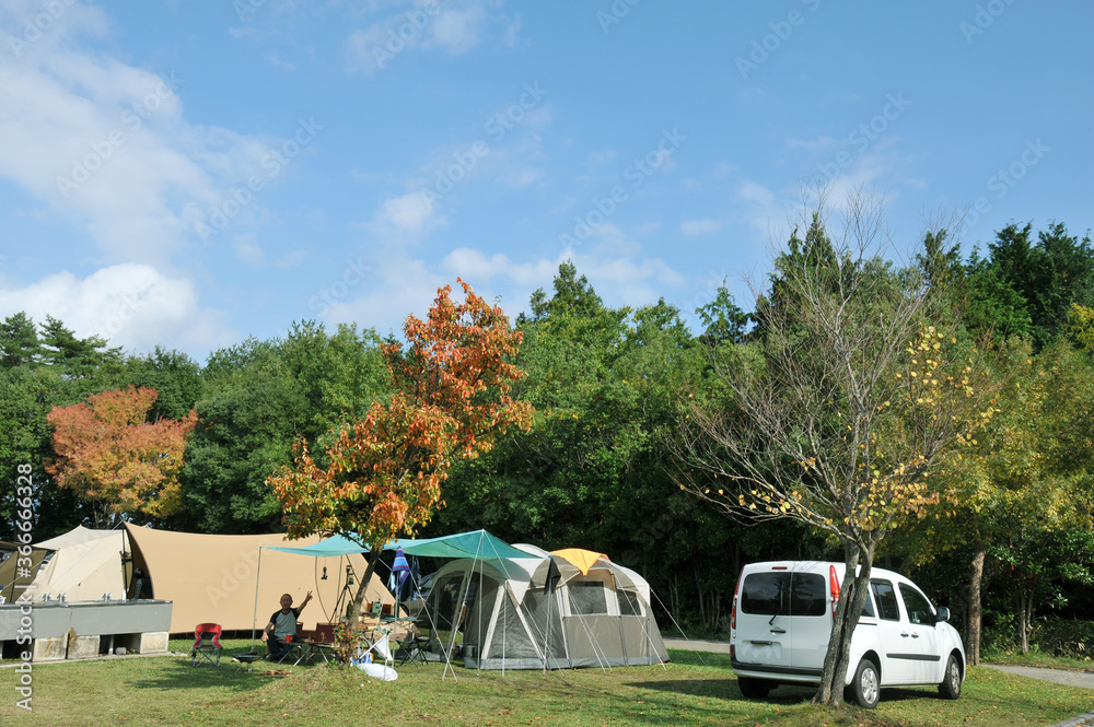 秋キャンプを楽しむ男性ソロキャンパー
