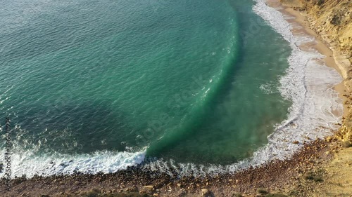 Atlantische Bucht in Portugal mit einer brechenden Welle aus der Vogelperspektive photo