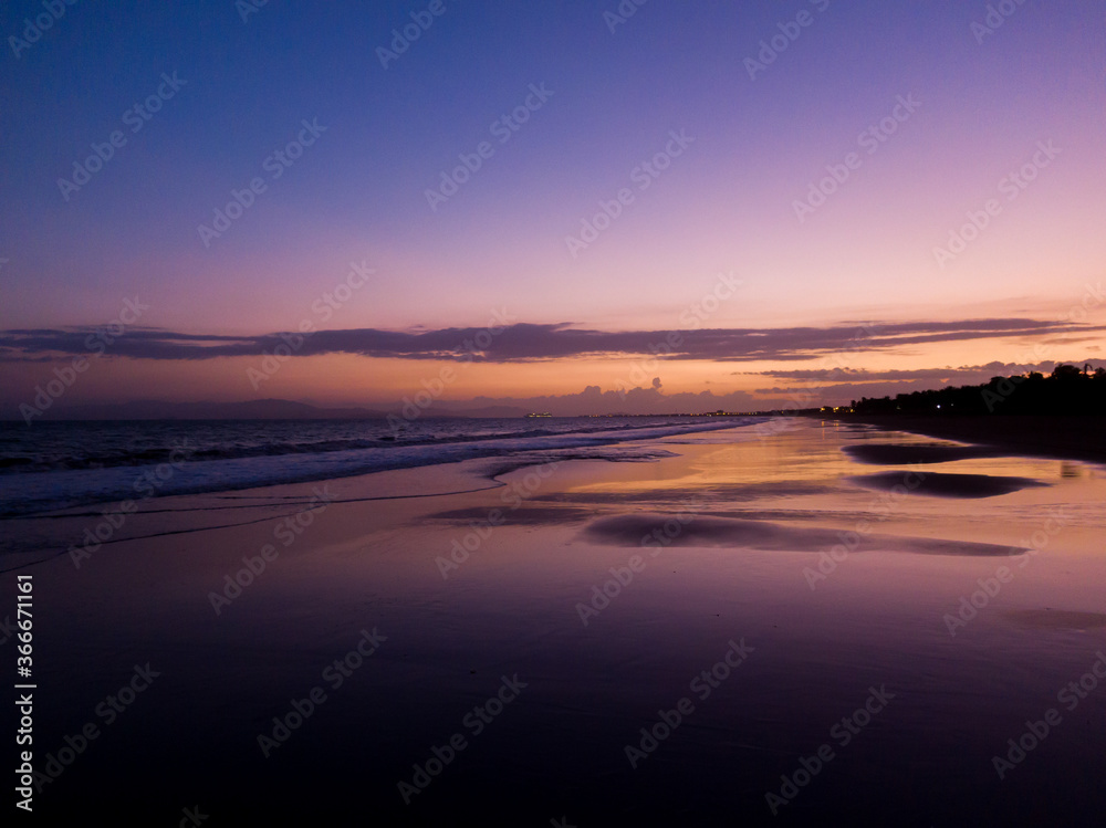 Obraz premium Beautiful Sunset with magic colors on the beach of Costa Rica