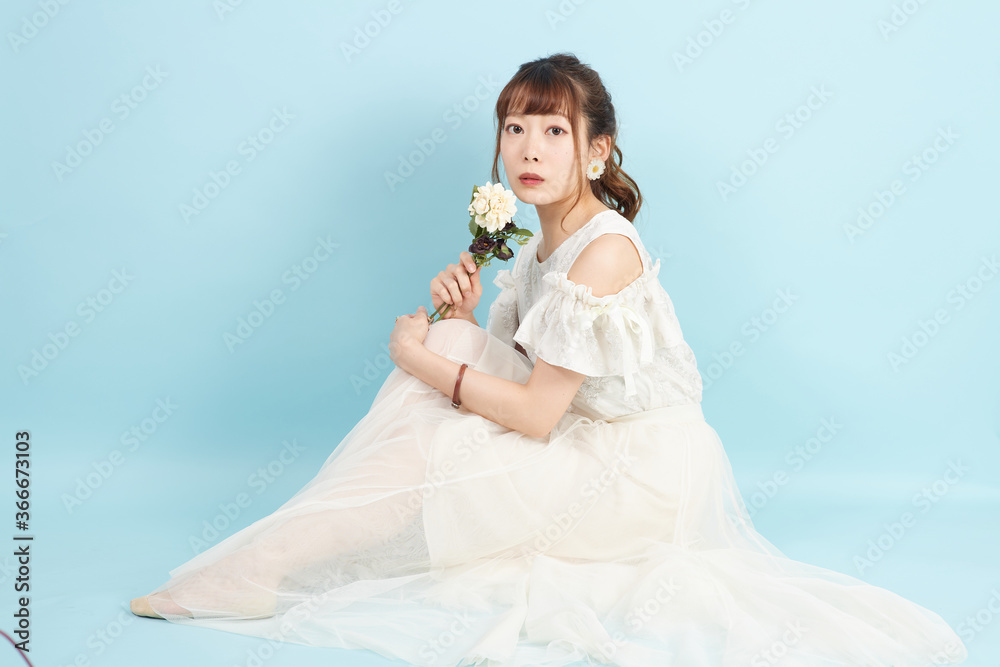 ドライフラワーを持つ女性