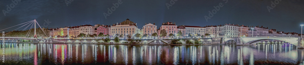 Lyon panoramique, la vie nocturne sur les quais.