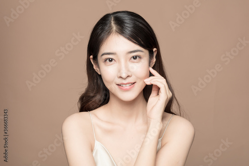 A beautiful young asian woman
