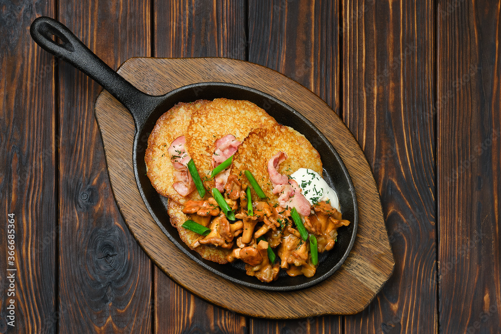Potato pancakes with chanterelles and pork Potato pancakes with chanterelles and pork