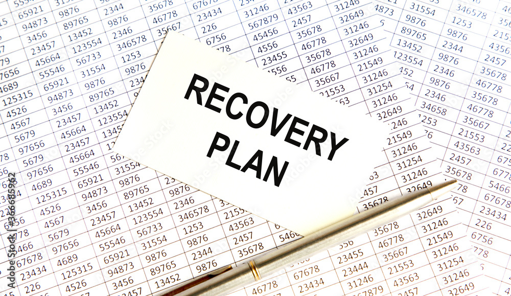 Obraz premium recovery plan is on a label of a blue hanging file. In the background a computer keyboard