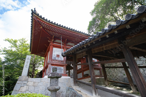 Fototapeta Naklejka Na Ścianę i Meble -  吉備津神社 南随神門と廻廊 -桃太郎伝説ゆかりの神社-