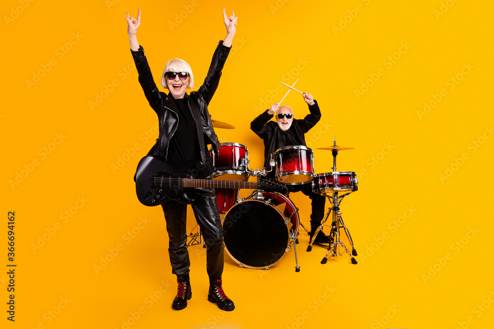 Portrait of attractive elderly cheerful grey-haired couple performing hit  genre having fun fame showing horn sign isolated over bright vivid shine  vibrant yellow color background foto de Stock | Adobe Stock