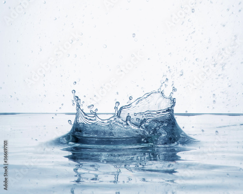 a scene in which drops of water splash after dropping an object in the water.