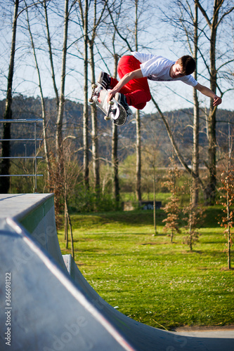 Fototapeta Naklejka Na Ścianę i Meble -  Skater flying in the park