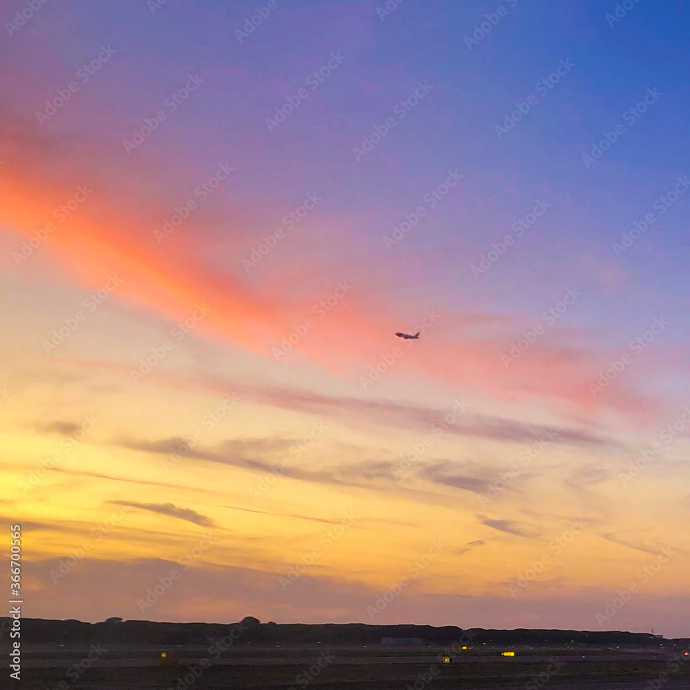 An airplane on the sunset _노을위의 비행기