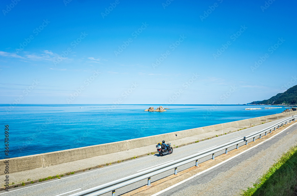 【夏旅行イメージ】日本海沿いの道路