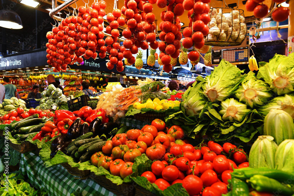 Mercat de la Boqueria in Barcelona, Spaniens berühmter, lebhafter öffentlicher Markt, der keine Wünsche offen läßt.Im Angebot Fleisch, Fisch, Obst, Gemüse und andere Lebensmittel