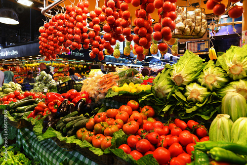 Mercat de la Boqueria in Barcelona, Spaniens berühmter, lebhafter öffentlicher Markt, der keine Wünsche offen läßt.Im Angebot Fleisch, Fisch, Obst, Gemüse und andere Lebensmittel