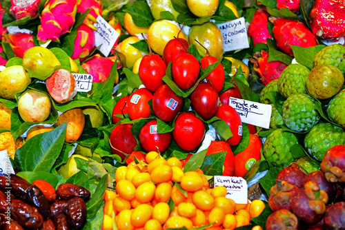 Mercat de la Boqueria in Barcelona, Spaniens berühmter, lebhafter öffentlicher Markt, der keine Wünsche offen läßt.Im Angebot Fleisch, Fisch, Obst, Gemüse und andere Lebensmittel photo