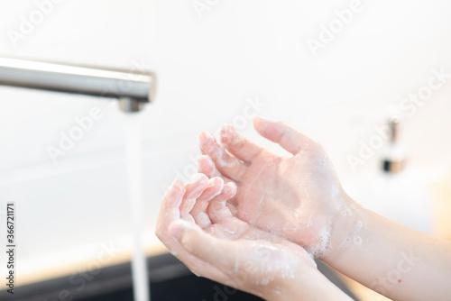 Junge beim Händewaschen am Waschbecken