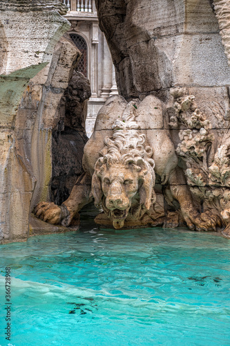 kamienny lew nad lazurową wodą - element pięknej fontanny  © Kamil_k2p