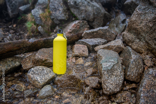 lekka, praktyczna i trwała butelka na wodę wykonana z metalu. Ekologiczne rozwiązanie.