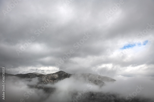 Tatry pokryte gęstymi chmurami