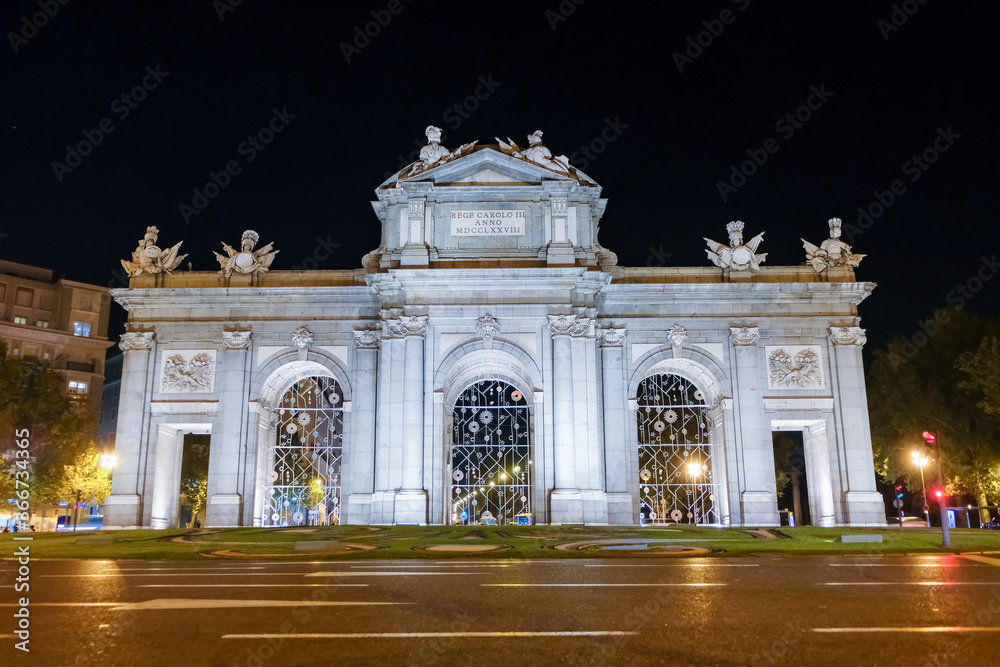 Obraz premium マドリード アルカラ門 夜景
