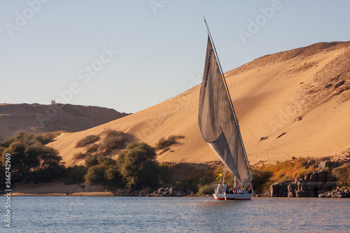 Barcos navegando sobre el río Nilo en Egipto