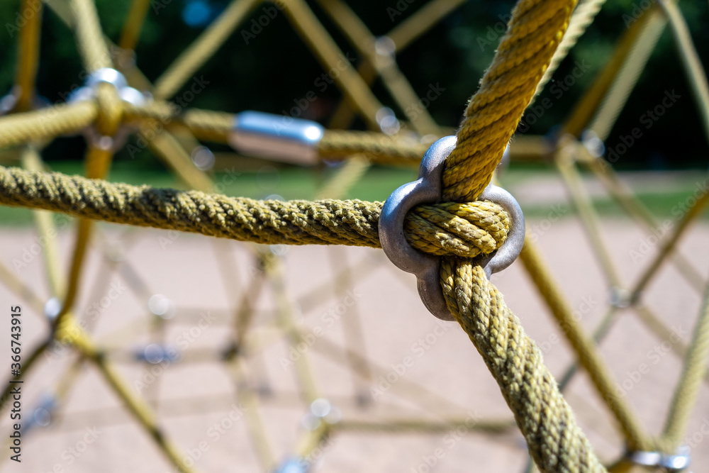 Klettergerüst auf Kinderspielplatz