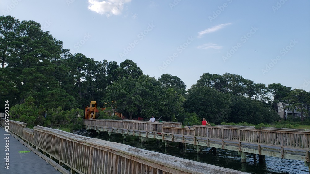 Obraz premium Pretty Lake Fishing Pier - candid action shots