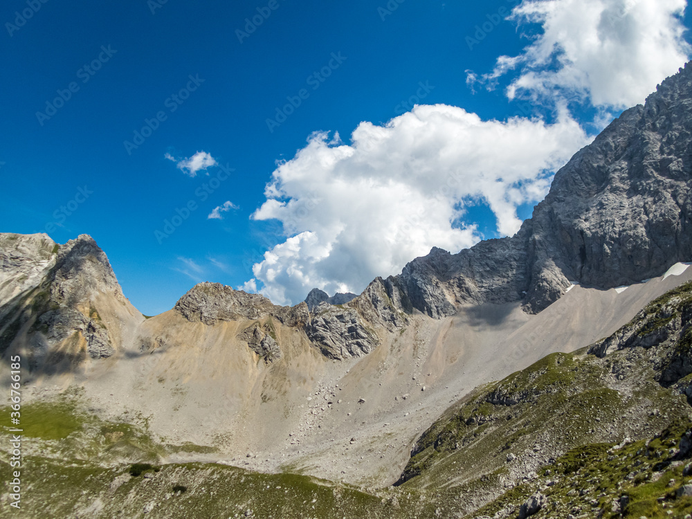 Obraz premium Seebensee and Drachensee near Ehrwald in Tyrol
