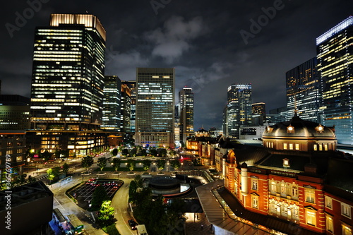 夏の夜に煌く高層ビルと東京駅の灯り © pocketalbum