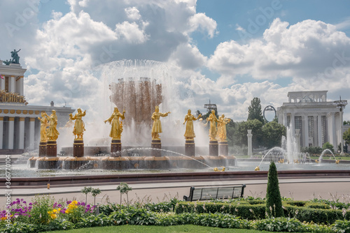 Obraz na płótnie Historical fountain and pavilion in VDNH Park w salonie