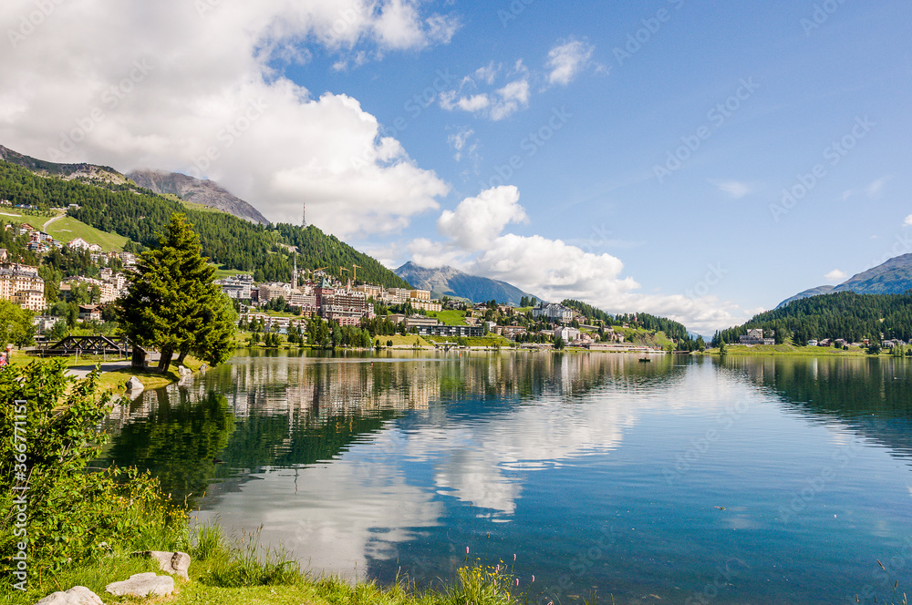 Fototapeta premium St. Moritz, St. Moritzersee, Bergsee, Fischerboote, Oberengadin, Corviglia, Alpen, Piz Nair, Piz Corviglia, Corviglia, Wanderweg, Wassersport, Seenplatte, Malojawind, Graubünden, Sommer, Schweiz
