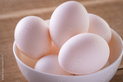 テーブルの上の卵    