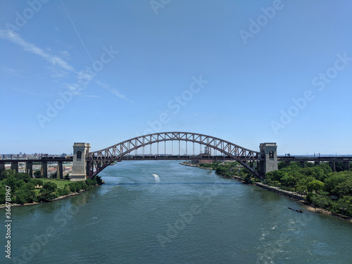 The Hell Gate Bridge connecting Astoria, Randall's Island and the Bronx © Renata