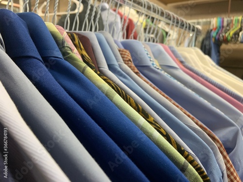 Foto Shirts On A Rack