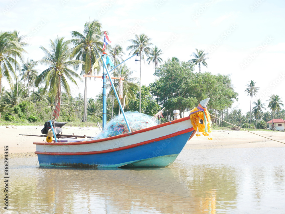 Small fishing boat Park, wait for the fish.